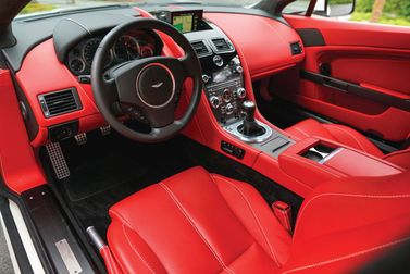 Aston Martin V8 Vantage ثالثاً فيس ليفت، كوبيه — منطقة السائق