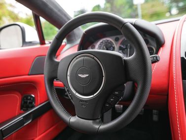 Aston Martin V8 Vantage ثالثاً فيس ليفت، كوبيه — عجلة القيادة