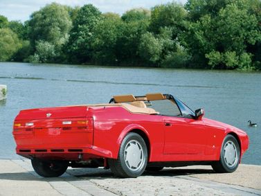 Aston Martin V8 Zagato، قابلة للتحويل — منظر خلفي أيمن