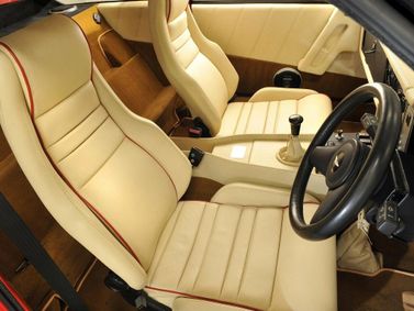 Aston Martin V8 Zagato، كوبيه — المقاعد الأمامية