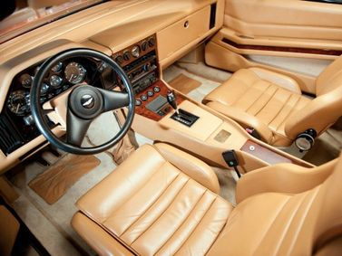 Aston Martin V8 Zagato، قابلة للتحويل — منطقة السائق