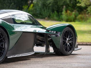 Aston Martin Valkyrie، كوبيه — منظر أمامي بزاوية ثلاثة أرباع