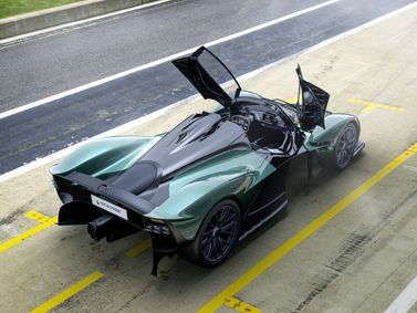 Aston Martin Valkyrie، رودستر Spider — منظر خلفي بزاوية ثلاثة أرباع