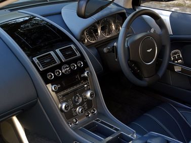 Aston Martin Virage ثانياً، قابلة للتحويل Volante — منطقة السائق