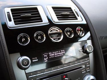 Aston Martin Virage ثانياً، كوبيه — الكونسول الوسطي