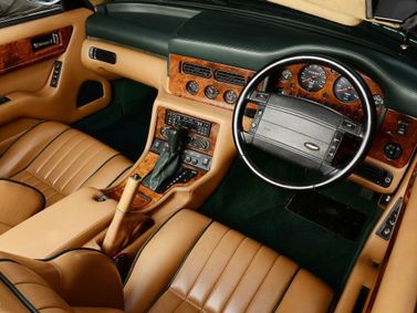 Aston Martin Virage I، قابلة للتحويل Volante — منطقة السائق