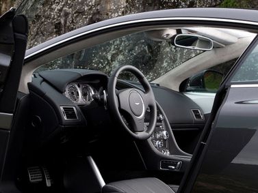 Aston Martin Virage ثانياً، كوبيه — منطقة السائق