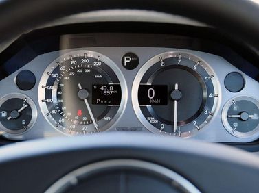 Aston Martin Virage ثانياً، كوبيه — لوحة العدادات