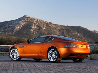 Aston Martin Virage ثانياً، كوبيه — منظر خلفي أيمن