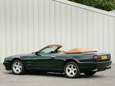 Aston Martin Virage I، قابلة للتحويل Volante — منظر خلفي بزاوية ثلاثة أرباع