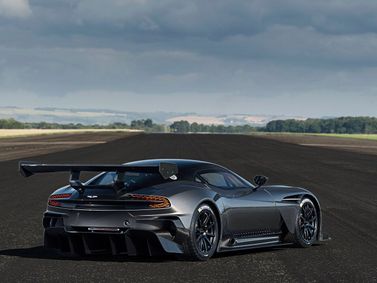 Aston Martin Vulcan، كوبيه — منظر خلفي بزاوية ثلاثة أرباع