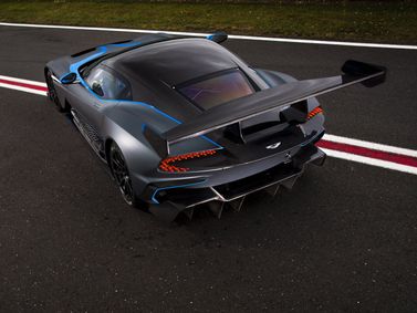 Aston Martin Vulcan، كوبيه — منظر خلفي بزاوية ثلاثة أرباع