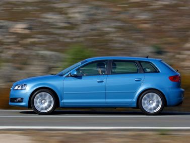 Audi A3 II (8P) II (8P) فيس ليفت 2، هاتشباك 5 أبواب Sportback — منظر من الجانب الأيسر