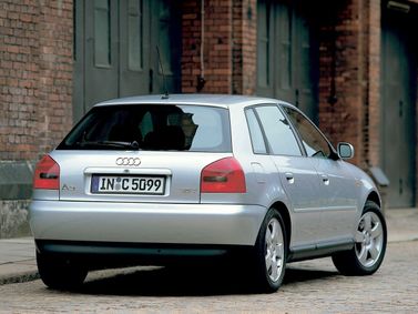 Audi A3 I (8 لتر)، هاتشباك 5 أبواب — منظر خلفي أيمن