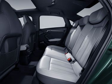 Audi A3 IV (8Y)، سيدان L — المقاعد الخلفية