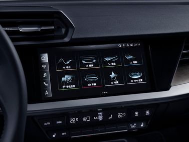 Audi A3 IV (8Y)، سيدان L — شاشة نظام المعلومات والترفيه