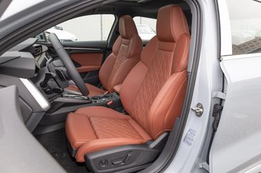 Audi A3 عملية فيس ليفت IV (8 سنوات)، سيدان L — المقاعد الأمامية