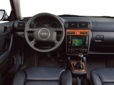 Audi A3 I (8L) فيس ليفت (8L)، هاتشباك 3 أبواب — لوحة القيادة