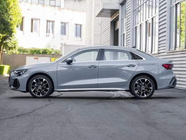 Audi A3 عملية فيس ليفت IV (8 سنوات)، سيدان L — منظر من الجانب الأيسر