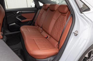 Audi A3 عملية فيس ليفت IV (8 سنوات)، سيدان L — المقاعد الخلفية