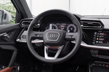 Audi A3 عملية فيس ليفت IV (8 سنوات)، سيدان L — منطقة السائق