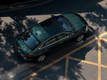 Audi A3 IV (8Y)، سيدان L — منظر أمامي بزاوية ثلاثة أرباع