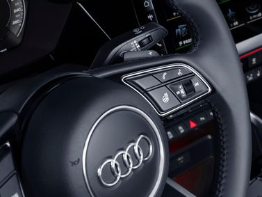 Audi A3 IV (8Y)، سيدان L — عجلة القيادة