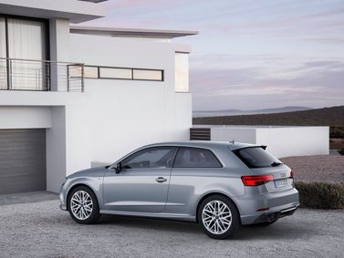 Audi A3 فيس ليفت III (8 فولت)، هاتشباك 3 أبواب — منظر خلفي أيسر