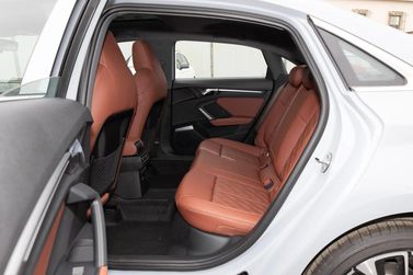 Audi A3 عملية فيس ليفت IV (8 سنوات)، سيدان L — المقاعد الخلفية