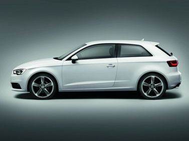 Audi A3 III (8 فولت)، هاتشباك 3 أبواب — منظر من الجانب الأيسر