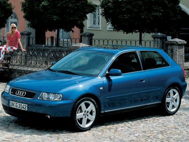 Audi A3 I (8L) فيس ليفت (8L)، هاتشباك 3 أبواب — منظر أمامي أيمن