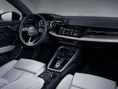 Audi A3 IV (8Y)، سيدان L — منطقة السائق