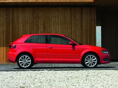 Audi A3 II (8P) II (8P) فيس ليفت 2، هاتشباك 3 أبواب — منظر من الجانب الأيسر