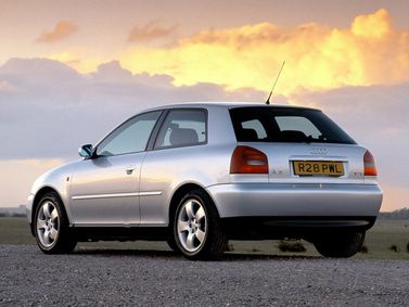 Audi A3 I (8L) فيس ليفت (8L)، هاتشباك 3 أبواب — منظر خلفي أيمن