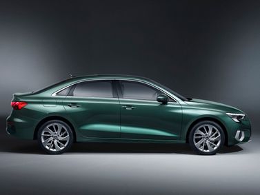 Audi A3 IV (8Y)، سيدان L — منظر من الجانب الأيسر