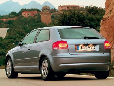 Audi A3 II (8P)، هاتشباك 3 أبواب — منظر خلفي أيسر