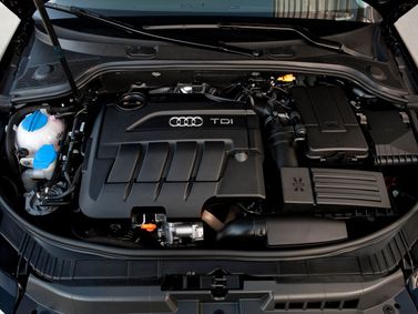 Audi A3 II (8P) II (8P) فيس ليفت 2، هاتشباك 5 أبواب Sportback — حجرة المحرك