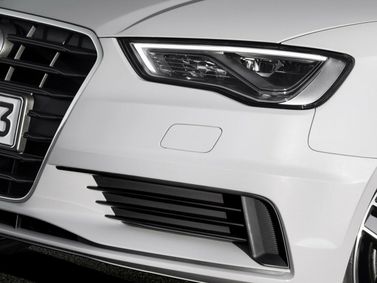 Audi A3 III (8 فولت)، سيدان — الجزء الأمامي من السيارة عن قرب