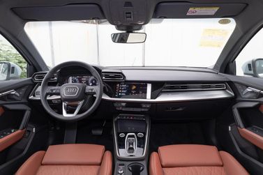 Audi A3 عملية فيس ليفت IV (8 سنوات)، سيدان L — منطقة السائق