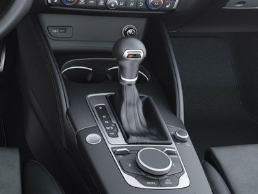 Audi A3 فيس ليفت III (8 فولت)، قابلة للتحويل — الكونسول الوسطي