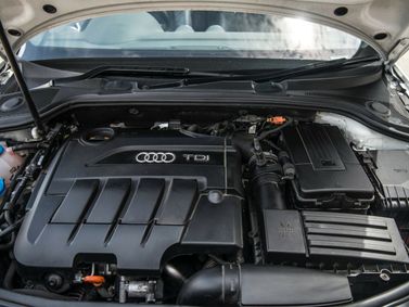 Audi A3 II (8P) II (8P) فيس ليفت 2، قابلة للتحويل — حجرة المحرك