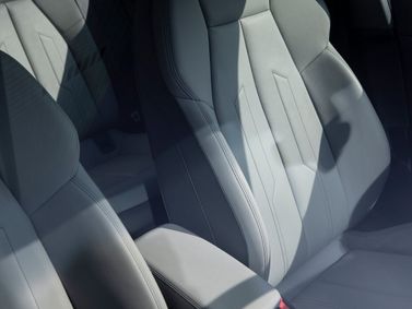 Audi A3 IV (8Y)، سيدان L — المقاعد الأمامية