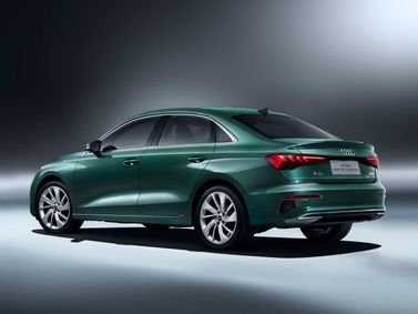 Audi A3 IV (8Y)، سيدان L — منظر خلفي بزاوية ثلاثة أرباع