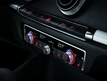 Audi A3 III (8 فولت)، هاتشباك 3 أبواب — الكونسول الوسطي