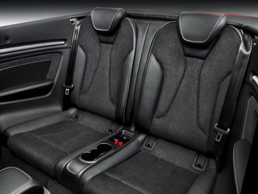 Audi A3 III (8 فولت)، قابلة للتحويل — المقاعد الخلفية