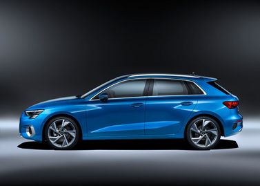 Audi A3 IV (8Y)، هاتشباك 5 أبواب Sportback — منظر من الجانب الأيسر
