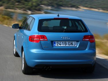 Audi A3 II (8P) II (8P) فيس ليفت 2، هاتشباك 5 أبواب Sportback — منظر خلفي أيسر