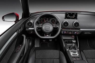 Audi A3 III (8 فولت)، قابلة للتحويل — منطقة السائق