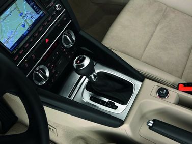 Audi A3 II (8P) II (8P) فيس ليفت 2، قابلة للتحويل — الكونسول الوسطي