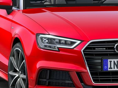 Audi A3 فيس ليفت III (8 فولت)، قابلة للتحويل — الجزء الأمامي من السيارة عن قرب